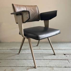 An Ahrend de Cirkel  �Resort� chair